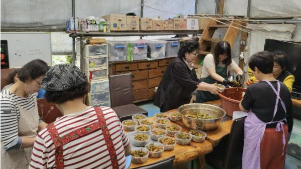 양평군 청운면 지역사회보장협의체 나눔분과, '사랑의 오이무침' 나눔 실시 기사 이미지