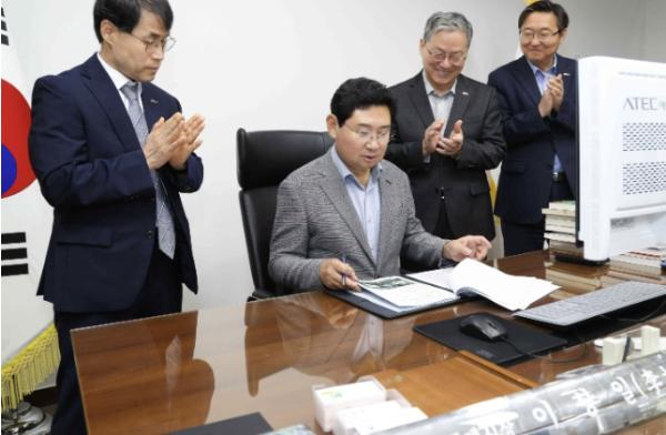 '민선9기 용인특례시 출범' 이상일 용인특례시장, 임기 첫 결재로 '반도체산업 육성 및 클러스터 조성 종합계획' 서명 기사 이미지