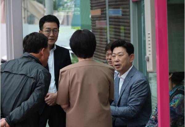 ‘버스 타고 죽도시장으로’ 박용선 포항시장 첫 공식 일정…민생·소통 행보 기사 이미지