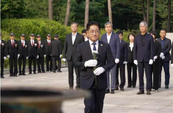 이기형 김포시장, 1일 현충탑 참배로 공식 업무 시작 기사 이미지