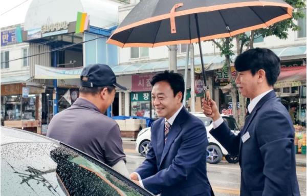 “형식 대신 민생” 최기영 신임 봉화군수, ‘시장 골목’과 ‘소통문자’로 연 파격 첫날 기사 이미지