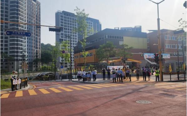 광주 고산별빛초, 등굣길 ‘민․경 합동 어린이 교통안전 캠페인’ 실시 기사 이미지