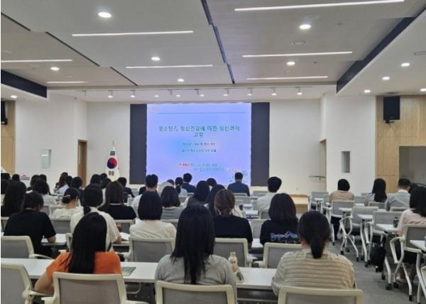 안양과천교육지원청, 청소년 정신건강 전문의 초청하여 디지털 과의존 대응을 위한 전직원 연수 실시 기사 이미지