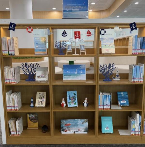 ‘여름 감성 물씬’…울산종갓집도서관, ‘빛깔마실 특별서가’ 조성·운영 기사 이미지