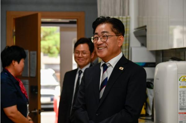 이기형 김포시장, 현충탑 참배 후 청소노동자·노조에 감사인사로 직무 시작 기사 이미지