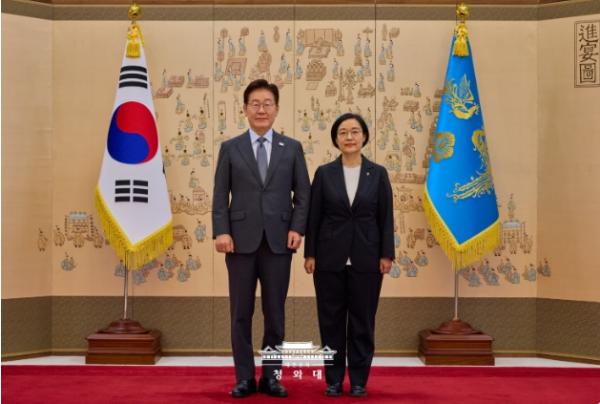 이재명 대통령, 한성숙 국무총리에게 임명장 수여