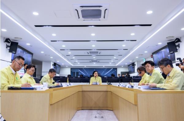 한성숙 총리, 첫 현장행보는 한강홍수통제소, 장마철 홍수대응 체계 직접 점검