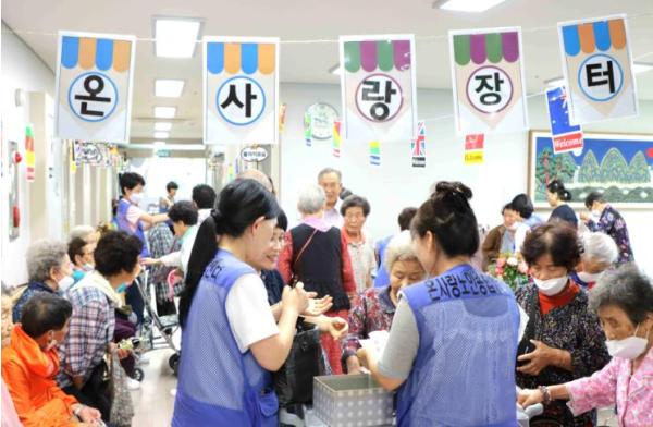함양군 온사랑노인종합센터 주간보호 행운이 두 배, 77 온사랑 장터 열려 기사 이미지