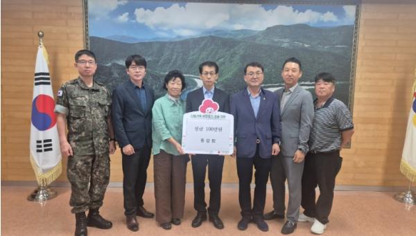 영월군 동강회, 어려운 이웃 위해 성금 100만원 기탁 기사 이미지