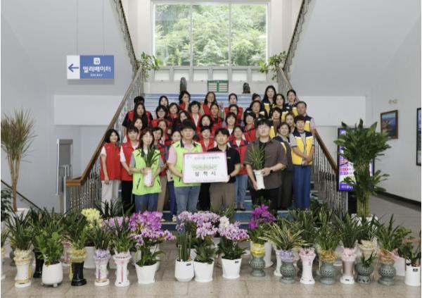 삼척시 공직사회, 축하화분 기부로 따뜻한 사회적 가치 실현 기사 이미지