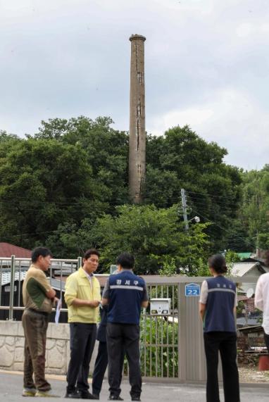 부산 강서구, 죽림동 노후 굴뚝 붕괴 위험에 주민 대피… 구(區)에서 직접 해체 공사 시행 기사 이미지