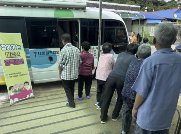 청양군보건의료원, 거동 불편 어르신 대상 '마을로 찾아가는 결핵검진' 실시 기사 이미지