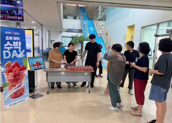 인천제물포구시설관리공단, 초복 맞아 주민 감사 행사 개최 기사 이미지