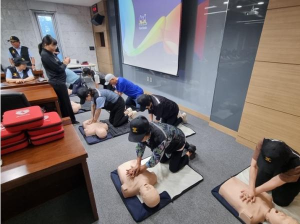 파주시 운정1동 안전 파수꾼 '실버경찰대', 생명 구하는 '응급처치·심폐소생술 교육' 수료 기사 이미지