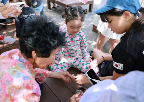 영암군 안풍마을 첫 봉숭아 축제, 세대 잇는 여름 추억 선물