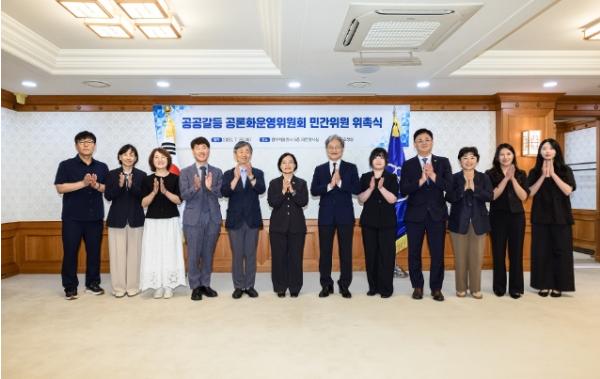 한성숙 국무총리, 공공갈등 공론화운영위원회 민간위원 위촉장 수여
