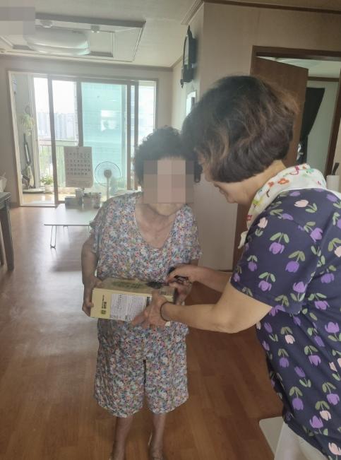 수원시 장안구 정자3동, 폭염 속 안부 확인하며 저소득 홀몸 어르신에 건강음료 전달 기사 이미지