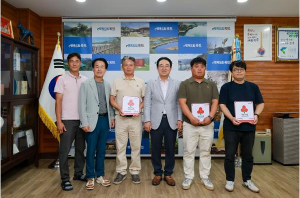 옥천군 ‘사회복지공동모금회-착한가게·기업’ 인증 현판 전달 기사 이미지
