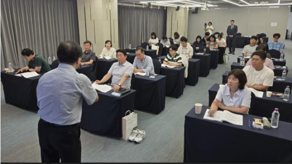 이천시의회, 제9대 의정연수 실시…'공부하는 의회, 시민에게 신뢰받는 의회 구현' 기사 이미지
