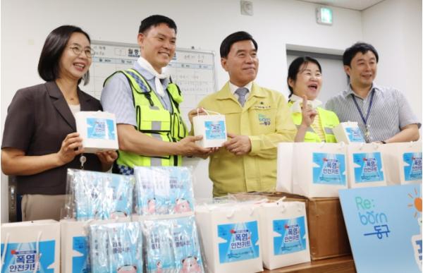 대전 동구, 자활근로 참여자에 폭염대비 ‘안전용품 키트’ 전달 기사 이미지