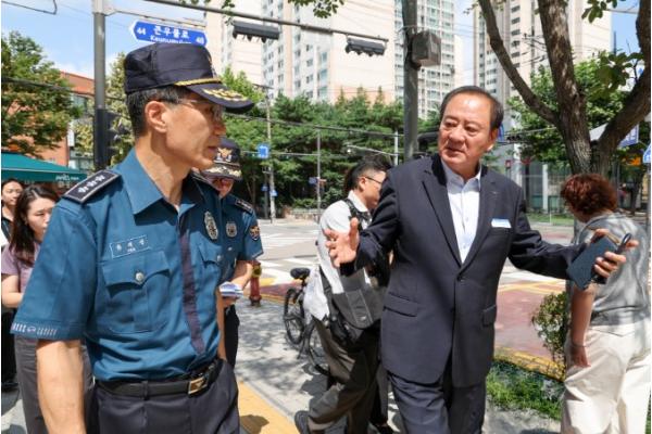 유동균 마포구청장, 유재성 경찰청장 직무대행과 노인보호구역 점검