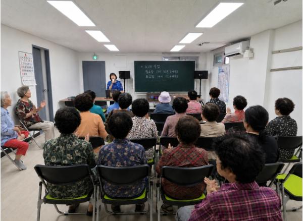'찾아가는 건강교실부터 정보화 교육까지'… 광진구, 경로당 활력 더한다
