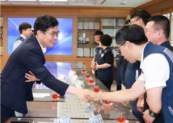 전북자치도, 공무직노조와 소통 강화…노사 상생협력 기반 마련 기사 이미지