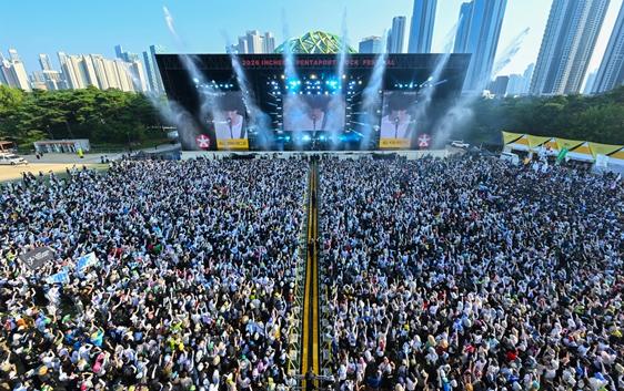 ‘2026 인천펜타포트 락 페스티벌’ 폭염 뛰어넘은 15만 떼창과 슬램…글로벌 문화관광축제 기사 이미지