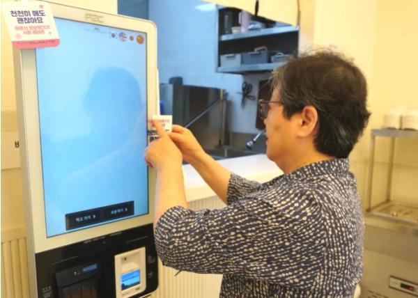 하남시미사노인복지관 어르신, 디지털 세상 속으로! ‘삼성 시니어 디지털 아카데미’ 키오스크 사용 재능나눔 봉사활동 진행 기사 이미지