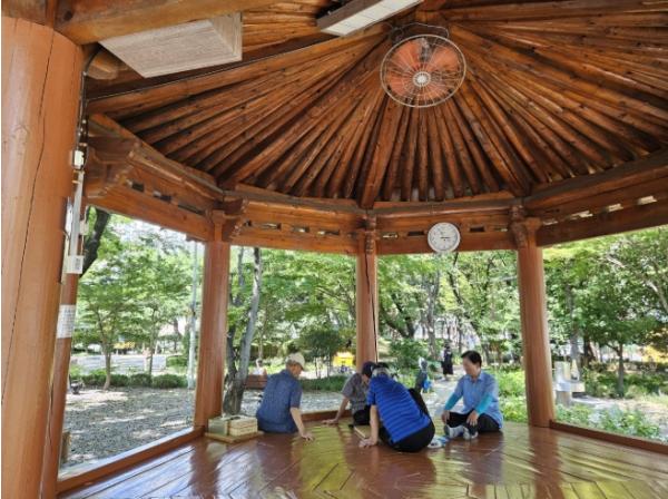 서구, 공원 쉼터 선풍기 확대 설치로 ‘시원하게’ 기사 이미지