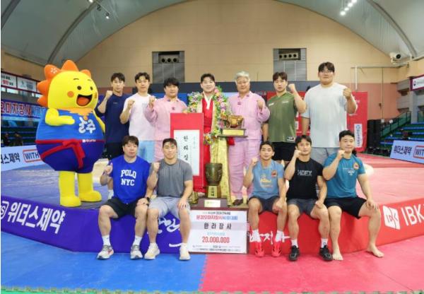 울주군 해뜨미씨름단 김무호, 문경오미자장사씨름대회 한라장사 등극 기사 이미지