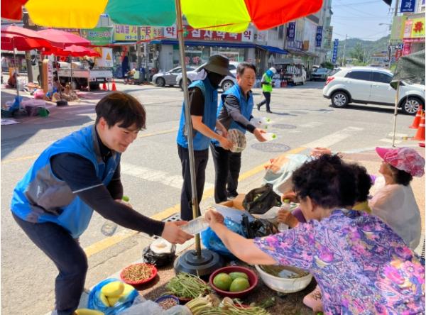 완주군자원봉사센터, “시원한 생수 드세요” 기사 이미지