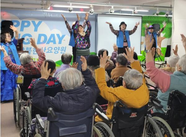'웃음으로 나누는 행복'… 강북구, 웃음전문 자원봉사자 양성교육 참여자 모집 기사 이미지