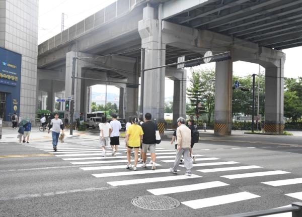 안전하고 편리한 보행환경 만든다! 노원구, 교차로 교통시설 개선 확대 기사 이미지
