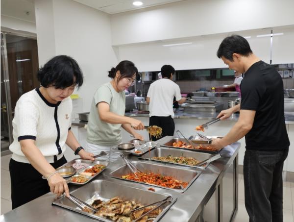 무주군, 흉기 난동 피해 상인 돕기 나서 보관 중이던 생선 구매, 무주군민안전보험 지원 등 기사 이미지