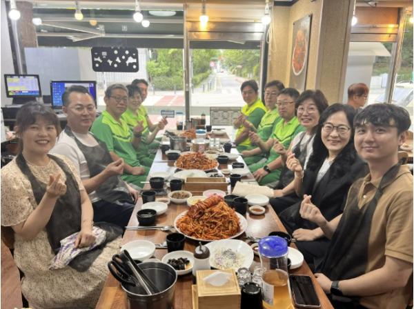 수원시 장안구 정자3동 주민자치회, 말복 맞아 환경관리원에 보양식 대접