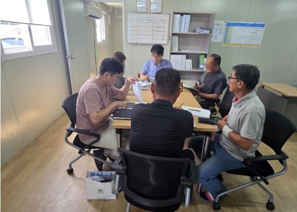 하동군, 회전교차로 야간 시인성 높여 교통안전 강화  기사 이미지