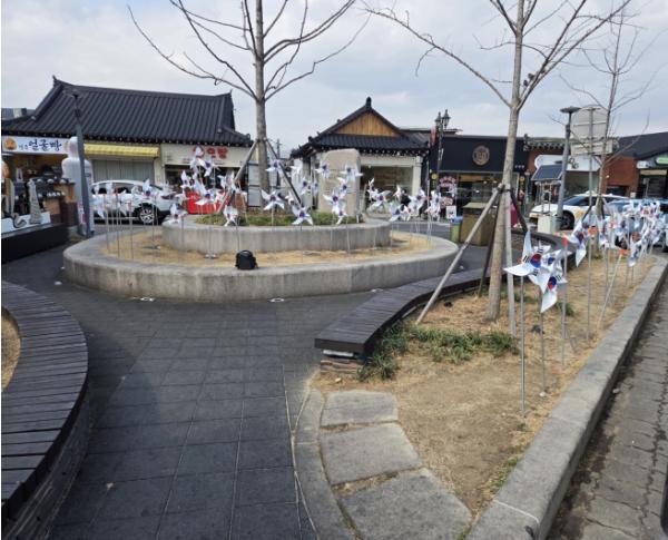 경주 도심 곳곳 태극기 물결…광복절 나라사랑 분위기 확산 기사 이미지