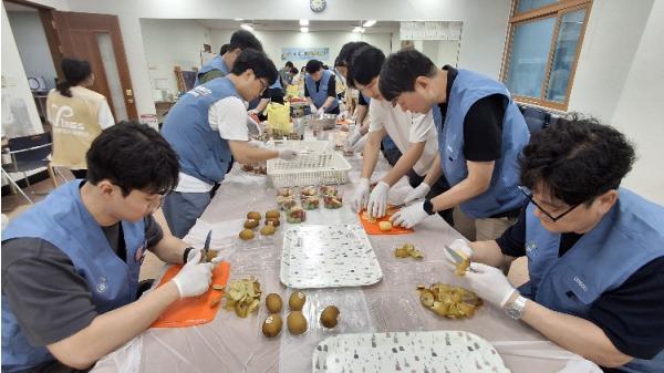 영덕군종합자원봉사센터·포스코 STS부문 노경협의회, 환경미화원 위한'폭염예방키트'전달 기사 이미지