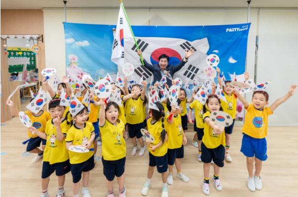 김영욱 부산진구청장, 광복절 기념 어린이들과 “대한 독립 만세” 기사 이미지