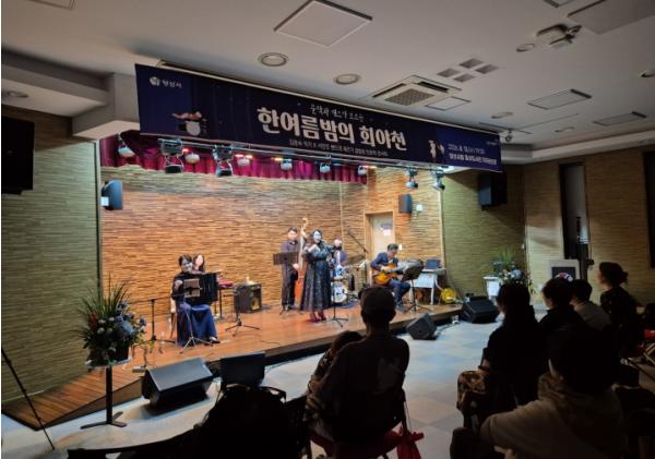 양산시립도서관, '문학과 재즈가 흐르는 한여름밤의 회야천' 성황리에 마쳐   기사 이미지