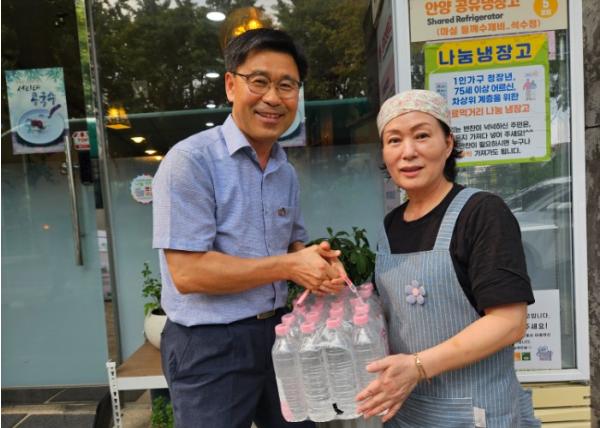 안양시지속협, 폭염 극복 위한 ‘공유냉장고 생수 나눔’ 펼쳐 기사 이미지