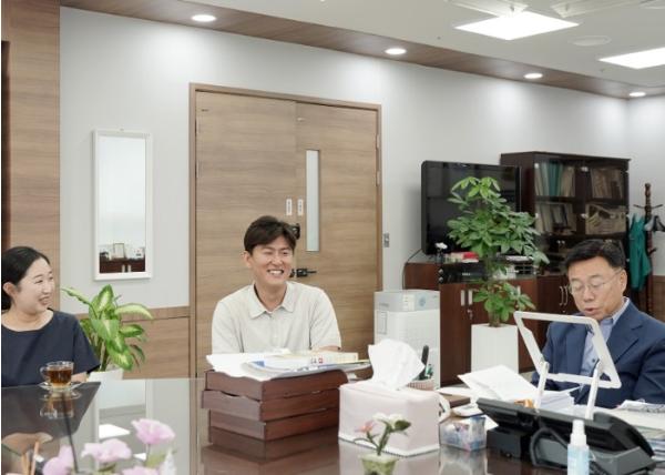 신상진 성남시장, 청첩장 건넨 '솔로몬의 선택' 예비부부 만나 새 출발 응원 기사 이미지