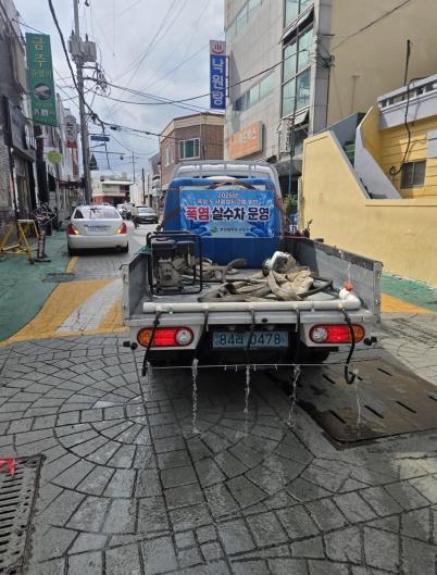 부산 사상구, 폭염 속 지역상권 살리는 ‘1톤 간이 살수차’ 전격 투입 기사 이미지