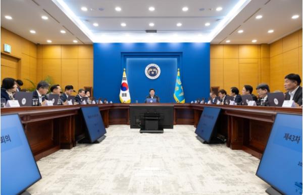 이 대통령 '부동산 문제 해결에 가용한 수단과 역량 집중 투입'