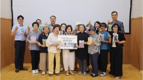 '손뜨개로 잇는 따뜻한 돌봄'…은평구, '은돌뜨개방' 어르신 손뜨개 가방 나눔 기사 이미지