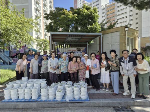 시흥시 보살핌재가노인복지센터, 폭염 취약 어르신에 '사랑의 갈비탕·백김치' 나눔 기사 이미지
