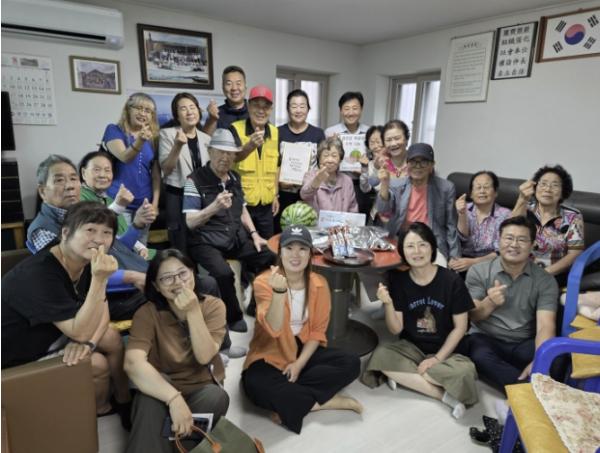 시흥시 정왕3동 관계 단체장, 경로당 찾아 복달임 음식 전달 기사 이미지