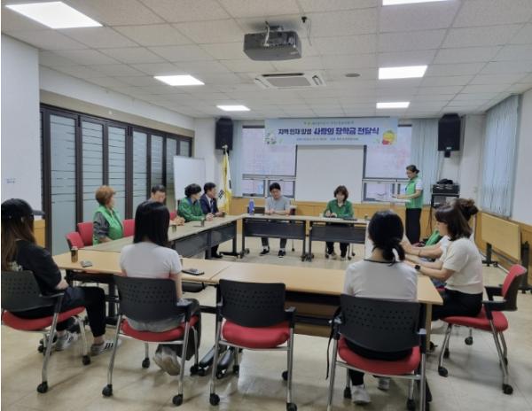 시흥시 정왕1동 새마을부녀회, 지역 대학생 3명에 사랑의 장학금 전달 기사 이미지