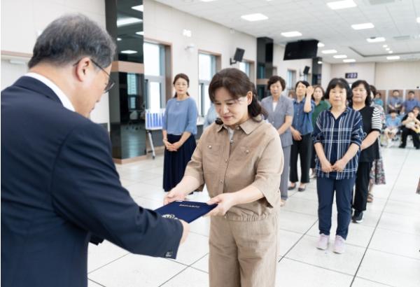 부산교육청, 퇴직하는 교육공무직원에 표창장 기사 이미지